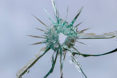 Kırık camlar ve çatlaklar. Turkuaz renk yok etme etkisi