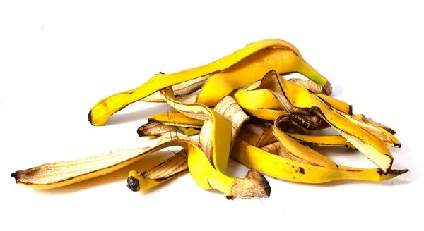 Ein Stapel Bananenschalen Organische Fruchtabfälle Auf Weißem Hintergrund lizenzfreie Stockfotos