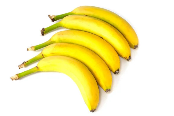 バナナスは白い背景に隔離された列に横たわる — ストック写真