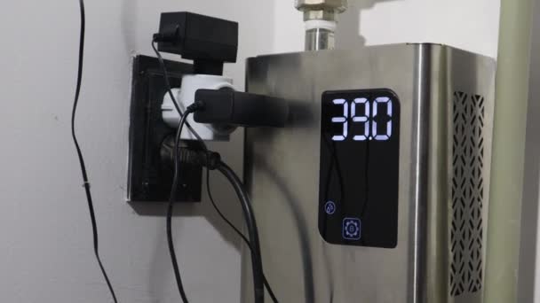 Une Chaudière Avec Thermomètre Affichage Avec Des Nombres Qui Diminuent — Video