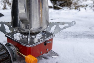 Kışın temiz havada çay yapmak için gaz sobası.