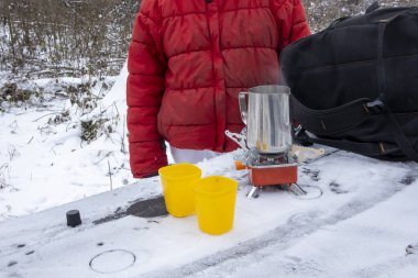 Kışın açık havada gaz sobasında çay yapmak.