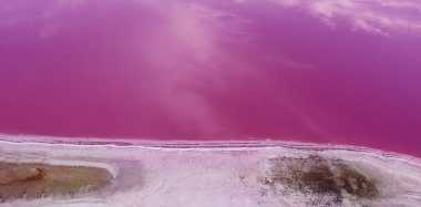 Pembe tuz gölünün havadan görünüşü