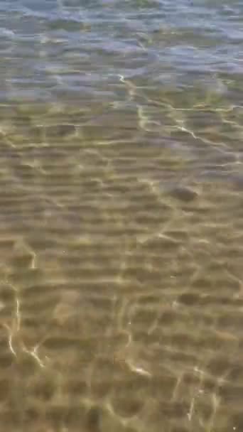 Крупный План Прозрачной Морской Воды Плескающейся Солнце — стоковое видео