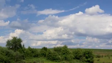 Güzel kümülüs bulutları bir orta batı çiftliği üzerinde nefes kesici bir manzara yaratıyor. Zaman aşımı.