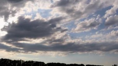 Güneş bulutlu bir gökyüzünü yarmak için savaşıyor. Zaman aşımı.