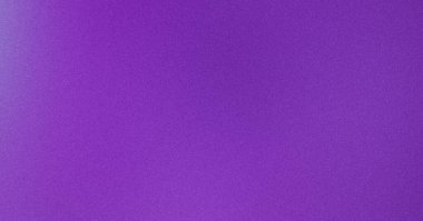 İnce tahıl dokusuna sahip mor eğimli arkaplan
