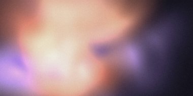 Mor ve turuncu renkleri kumlu bir dokuya harmanlayan soyut arkaplan