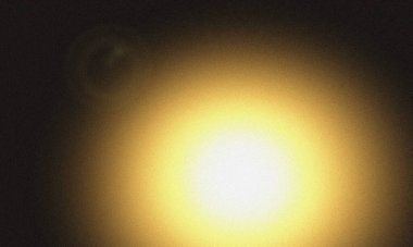 Merkezi aydınlatan parlak sarı ışık ile soyut arkaplan