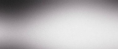 Kütleli gümüş metalik bir zemin ve eğimli bir dokuyla ışık soluyor.