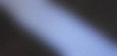 Çapraz ışık demeti, kumlu bir yüzeyi aydınlatarak, bir eğim etkisi yaratıyor.