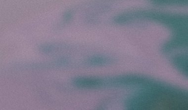 Mor ve yeşil renklerin karışımından oluşan ince taneli bir dokuya sahip soyut bir arkaplan.