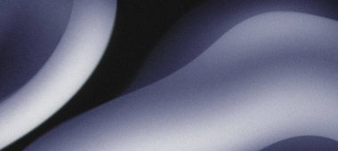 Mavi tonlarda kıvrımlı şekil ve çizgilerle soyut tanecikli arkaplan akış hissi yaratıyor.