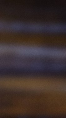 Yatay çizgileri ve ince bir gradyanı olan kumlu bir dokuya sahip soyut bir arkaplan derinlik ve hareket hissi yaratıyor.