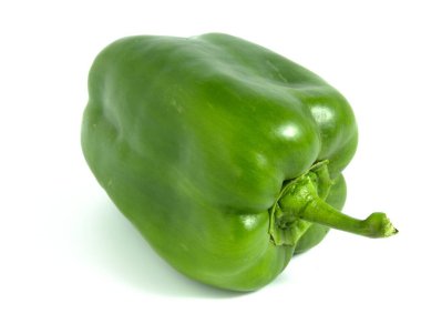 Canlı yeşil dolma biber beyaz arka planda izole edilmiş, mutfak tasarımları için ideal.