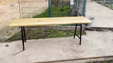Köy ahşabı piknik masasında sağlam siyah metal destek bacakları var.