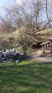 Toplum gönüllüleri ahşap masayı, park alanını, çevre bakımını temizliyor.