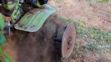 Bahçıvan çiçek dikmek için saksı toprağı hazırlıyor.