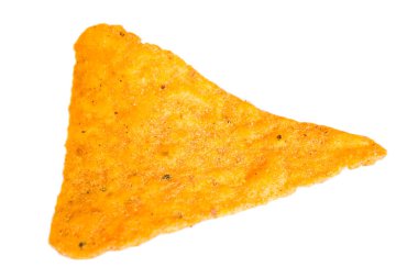 Bir nacho beyaz arkaplana yakın çekim yapar..