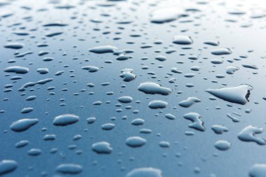 arabanın üstüne su damlaları.