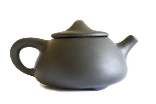 Çay demlemek için çaydanlık, beyaz arka planda siyah..