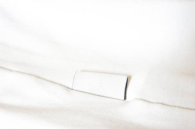 Beyaz elbiseli, yakın plan beyaz etiket..