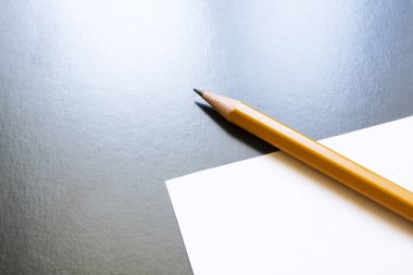 Siyah arkaplan üzerinde kalem ve kağıt.