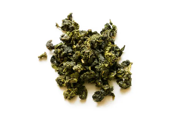 Beyaz arka planda kuru oolong çayı..