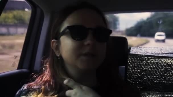Beautiful Stylish Girl Sunglasses Driving Car Back Seat Out Town — Stock Video