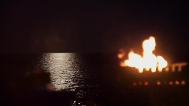 Μια Φωτιά Μια Φλόγα Στο Μαγκάλι Στο Φόντο Της Θάλασσας — Αρχείο Βίντεο