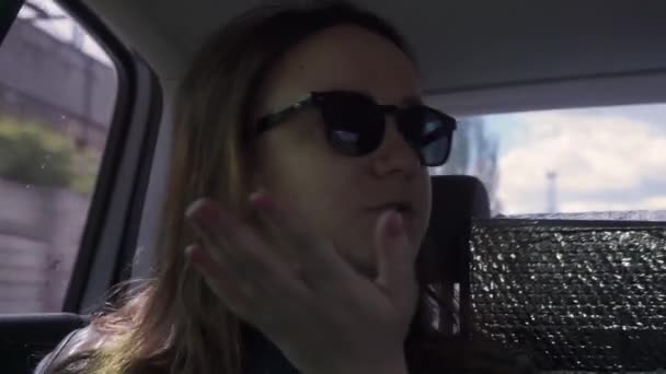 Beautiful Young Girl Sunglasses Rides Car Back Seat Tells Story — Stock Video
