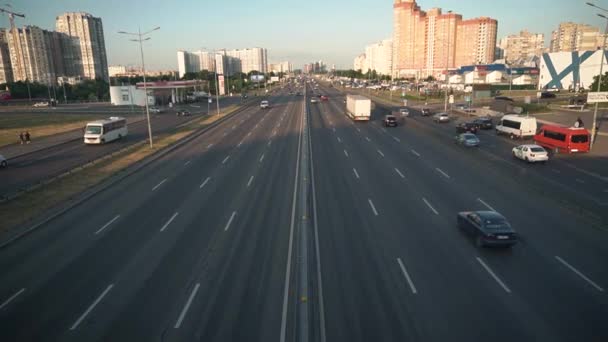 Tráfego Uma Estrada Asfalto Oito Pistas Carros Caminhões Ônibus Tráfego — Vídeo de Stock