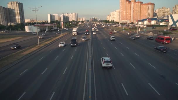 Κυκλοφορία Ασφαλτοστρωμένο Δρόμο Λωρίδων Αυτοκίνητα Φορτηγά Λεωφορεία Γεμάτη Κίνηση Στην — Αρχείο Βίντεο