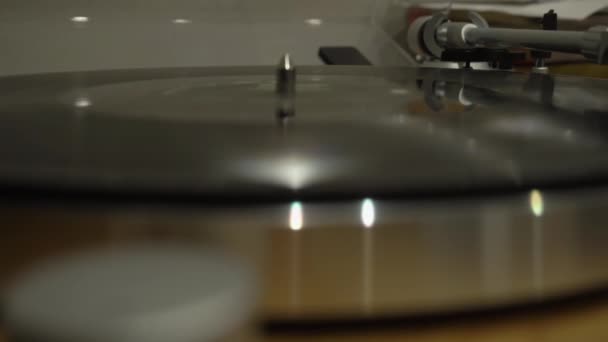 Menembak Dari Atas Dengan Tangan Rekaman Vinil Vintage Musik Berputar — Stok Video