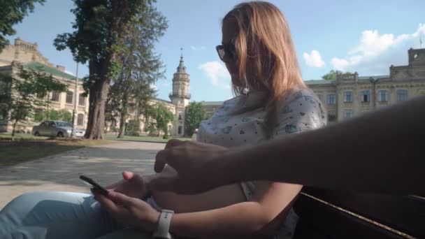 Una Giovane Donna Incinta Seduta Una Panchina Parco Cittadino Guarda — Video Stock