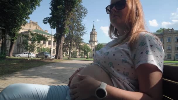 Krásná Mladá Těhotná Žena Sedící Lavičce Městském Parku Pozadí Krásných — Stock video
