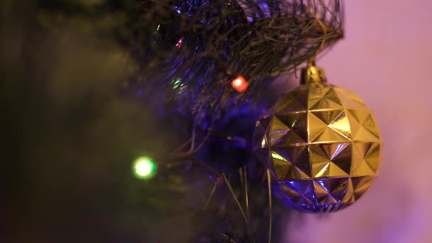 Κοντινό Πλάνο Ένα Χρυσό Παιχνίδι Μια Μπάλα Ένα Χριστουγεννιάτικο Δέντρο — Αρχείο Βίντεο