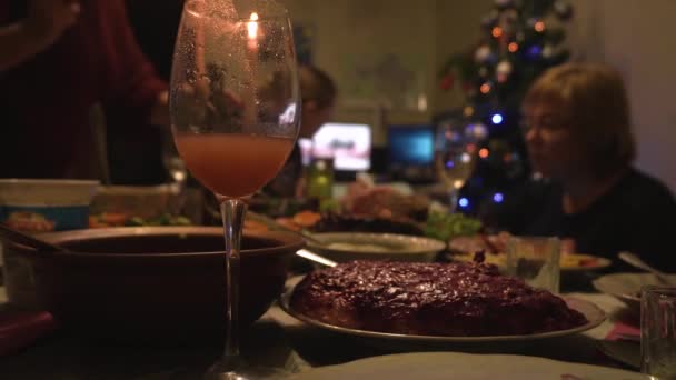 Різдвяний Настрій Сім Відзначає Столом Численними Стравами Передає Їжу Один — стокове відео