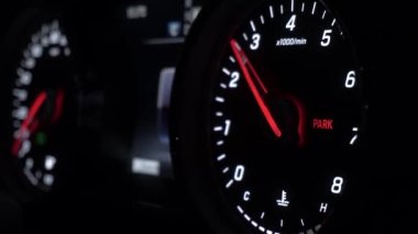 Araba hız göstergesini kapat. Görüntü. Modern bir arabanın içi, hızlı araması olan ve kırmızı oku hareket ettiren bir gösterge paneli..