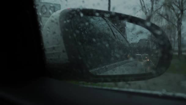 Movement Raindrops Falling Car Side Mirror Heavy Storm Car Traffic — Stockvideo