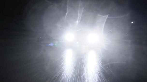 Faróis Carro Brilham Brilhantemente Câmera Através Chuva Forte Gotas Vento — Vídeo de Stock