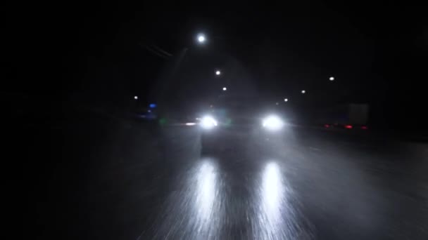 Автомобиль Едет Ночью Дождём Асфальтированной Дороге Высокой Скорости Фары Светят — стоковое видео