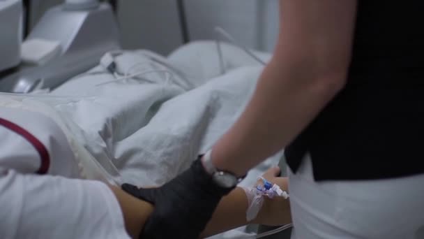 Patient Complains Blood Vessel Sleep Induction Anesthesiologist Nurse Measures Her — Vídeo de Stock