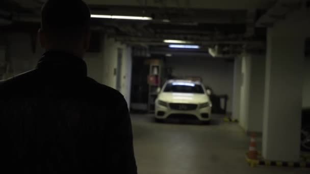 Silhouette Guy Underground Parking Lot Dark Black Leather Jacket Jacket — Vídeos de Stock