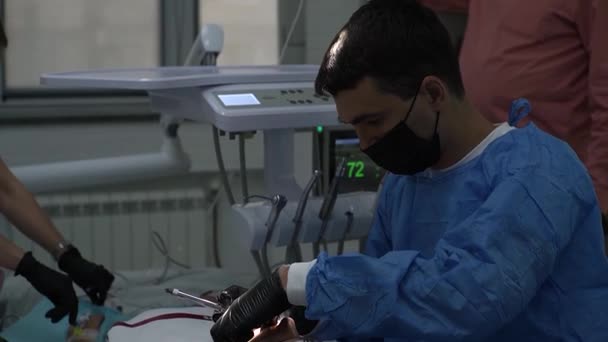 Sebész Fogorvos Érzéstelenítést Végez Műtét Előtt Egy Telekocsi Fecskendővel Fekete — Stock videók