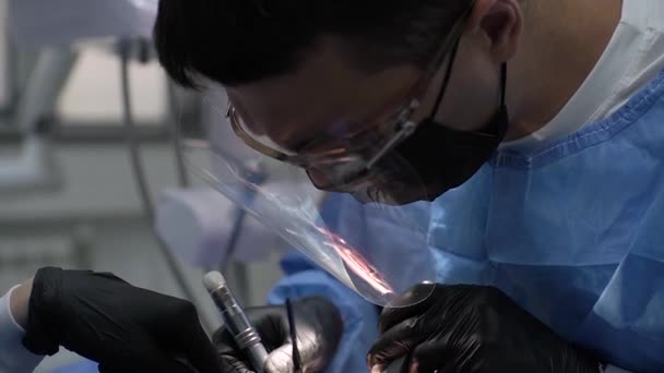 Close Eyes Doctor Dentist Protective Medical Glasses Face Shield Visor — Stok Video