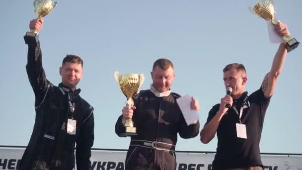 Zaporozhye Ucrânia Julho 2020 Campeões Vencedores Corrida Automobilística Com Troféu — Vídeo de Stock