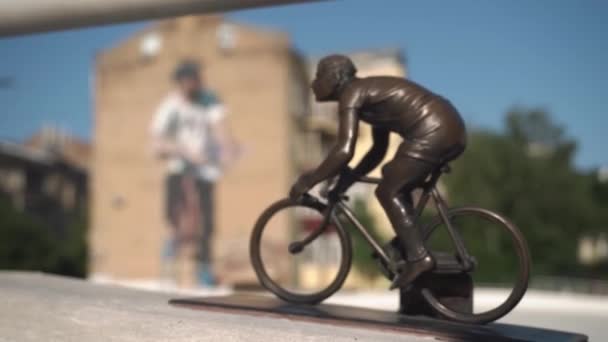 Malá Figurka Cyklisty Cyklistické Stezce Uprostřed Velkého Města Pozadí Domů — Stock video