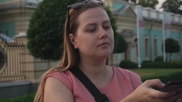 Optimistische Jonge Vrouw Lopen Terwijl Praten Telefoon Enthousiaste Amerikaanse Meisje — Stockvideo