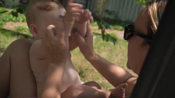 Närbild Slow Motion Ung Mor Solglasögon Leker Med Bebisen Klappar — Stockvideo